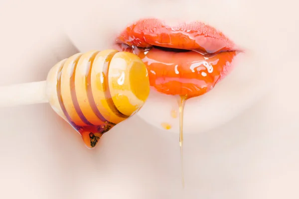 Lèvres féminines avec miel — Photo