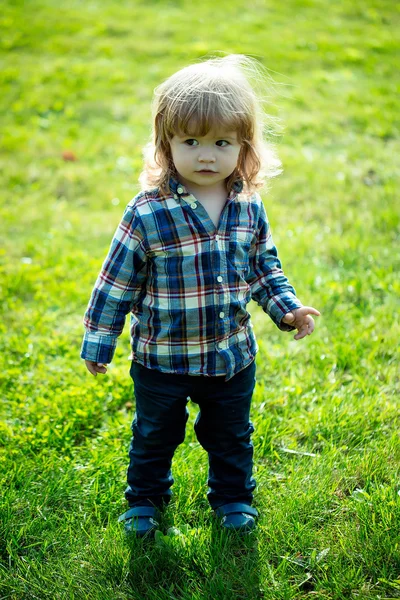 Niño pequeño al aire libre —  Fotos de Stock