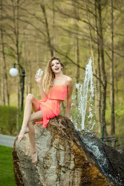 Happy woman near fountain — Stock Photo, Image
