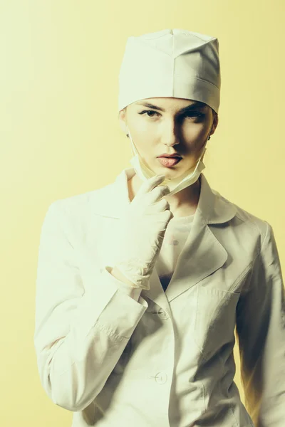 Młody lekarz kobieta w mundurze — Zdjęcie stockowe