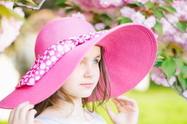 Bloom ile şapkalı kız