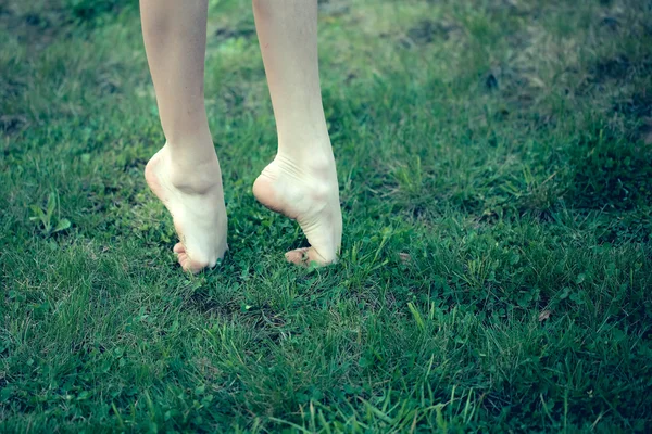 Perempuan bertelanjang kaki di rumput — Stok Foto