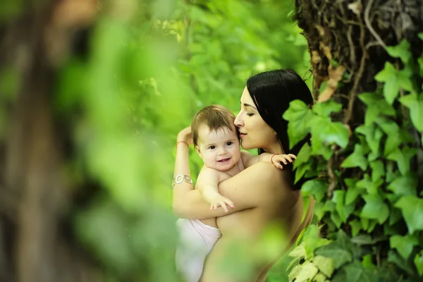 Bébé et mère étreignant seins nus — Photo