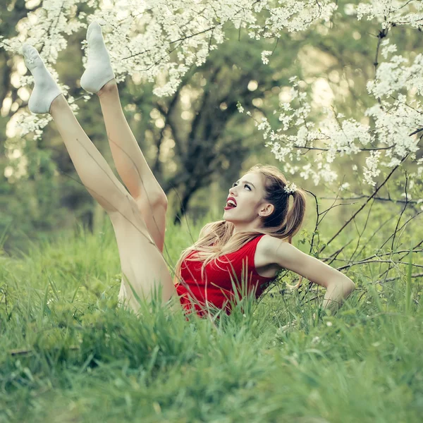 Menina bonita em flor — Fotografia de Stock