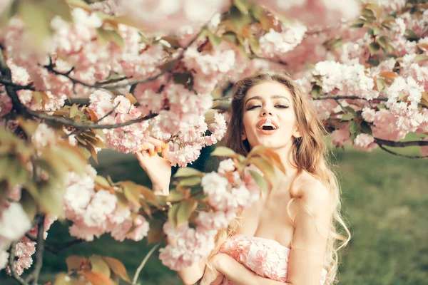 Mujer feliz en flor — Foto de Stock