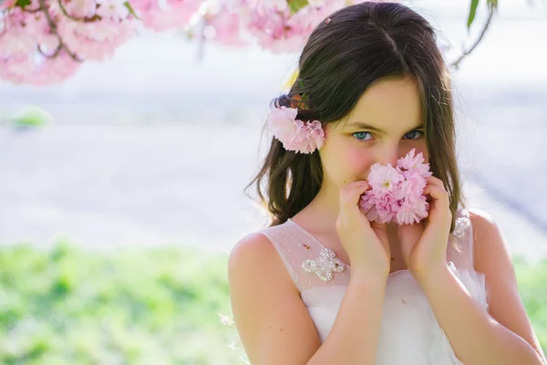 Kleines lächelndes Mädchen in Blüte — Stockfoto