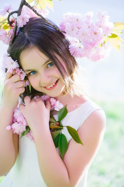 Kleines hübsches Mädchen in Blüte — Stockfoto