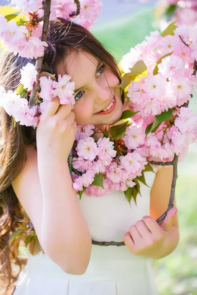 Piccola bella ragazza in fiore — Foto Stock