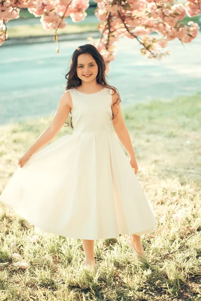 Pequeña chica bonita en flor — Foto de Stock