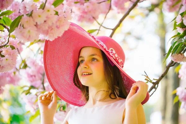 Fille en chapeau avec fleur — Photo