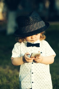 Retro cep telefonu çocukla