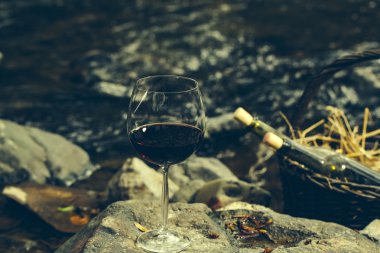 Şarap kadehi ve sepet şişelerde