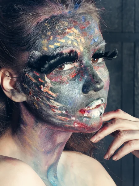 Paited yüz kadınla