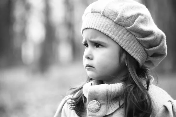 Menina pequena na floresta de outono — Fotografia de Stock