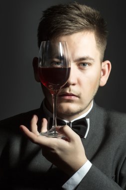 Şarap kadehi adam