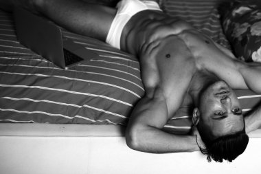 Dizüstü bilgisayar ile kas adam