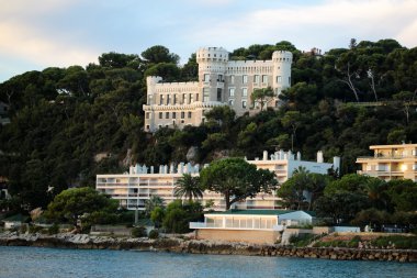 Kayalık tepe üzerinde güzel Sarayı 