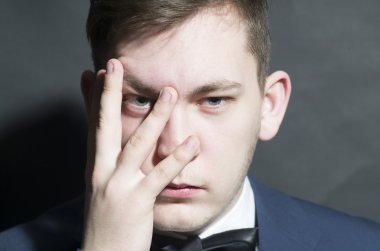 Adam yüzünde el ile