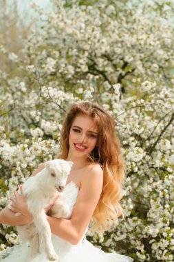 Küçük keçi ile şehvetli kadın