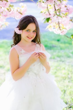 Çiçeği küçük gülümseyen kız