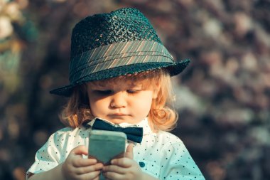 Retro çiçeği telefonunda çocukla