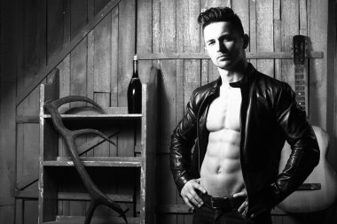 Kaslı adam gitar ile