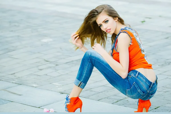 Beautiful young woman sitting in a trendy shoes — Stock Photo, Image