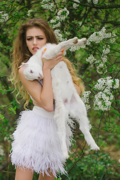 Smyslná žena s malým koza — Stock fotografie