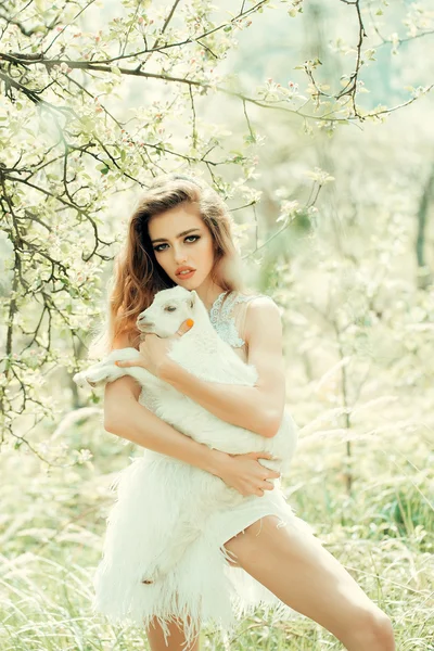 Frau mit Ziege in Blüte — Stockfoto