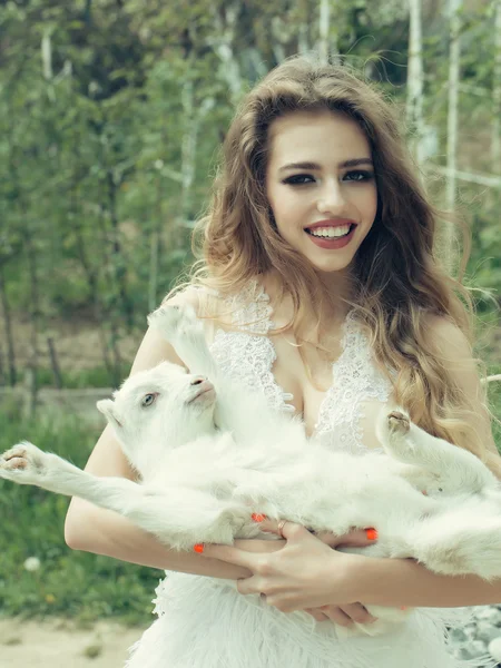 Keçi ile gülümseyen kadın