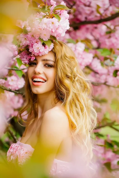 Glamour-Girl in rosa Blüte — Stockfoto