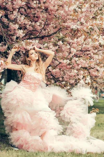 Menina glamour em flor rosa — Fotografia de Stock