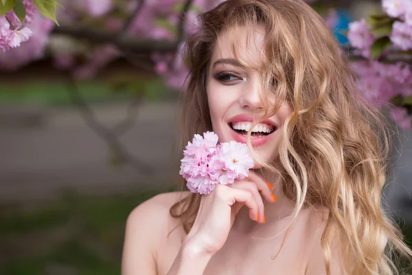 Hübsche Frau in rosa Blüte — Stockfoto