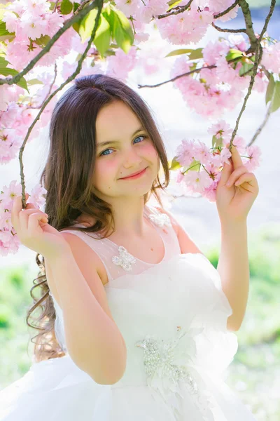 Pequeña chica sonriente en flor —  Fotos de Stock