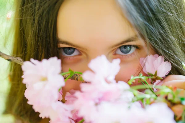 可爱的女孩在开花 — 图库照片