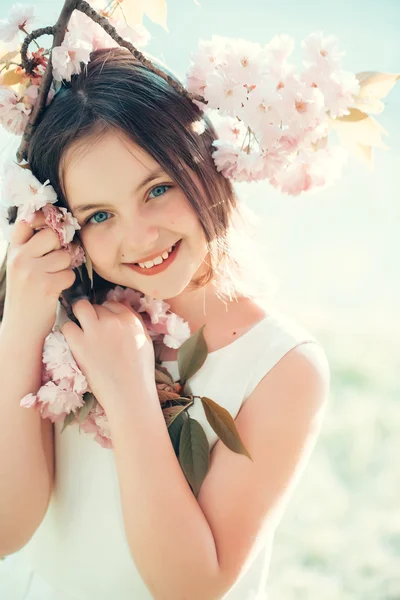 Petite jolie fille en fleur — Photo
