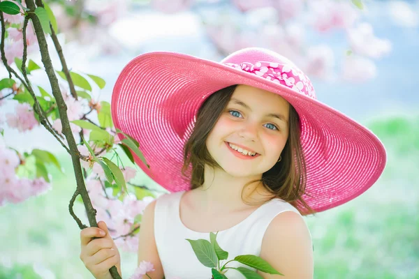 Ragazza in cappello con fiore — Foto Stock