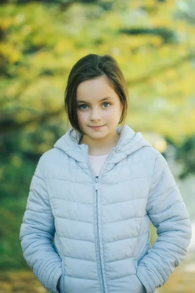 Prachtige school jaar oud meisje brunette — Stockfoto