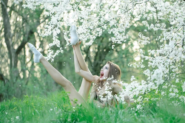Mooi meisje in bloei — Stockfoto
