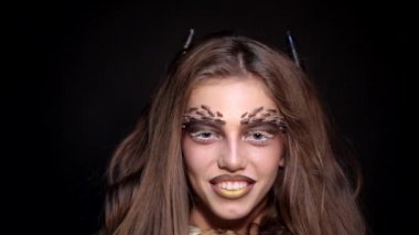 Boynuzları büyüyen kız 