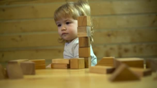 Ξανθά μαλλιά αγόρι μωρό παίζει με ξύλινα μπλοκ — Αρχείο Βίντεο