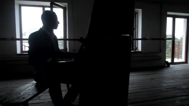 La fille danse dans un couloir pendant qu'un mec joue du piano — Video