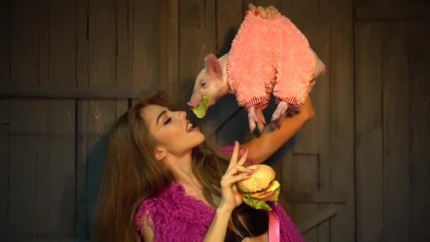 Delicacy for a girl and a piglet — Stock Video