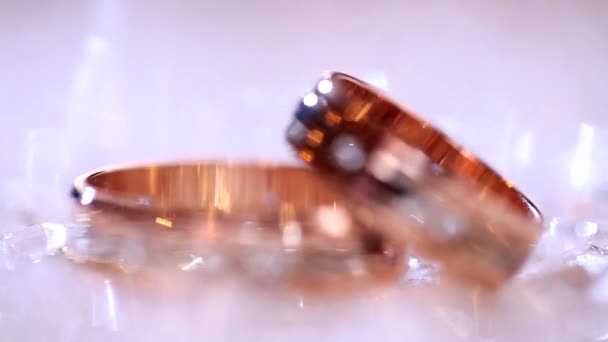 Un par de brillantes anillos de boda — Vídeo de stock