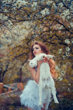 Küçük keçi ile şehvetli kadın