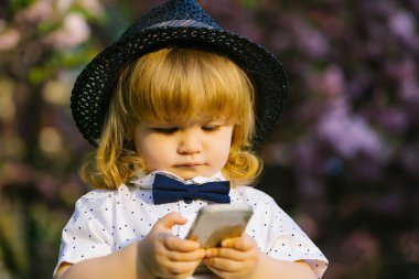 Retro çiçeği telefonunda çocukla