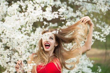 Çiçeği güzel kız