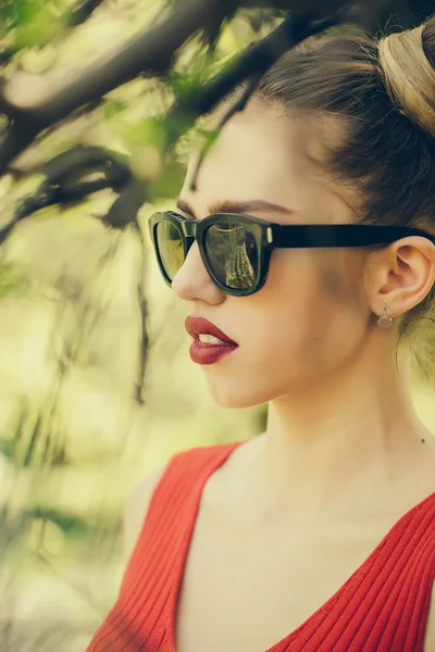 Kvinna i solglasögon utomhus — Stockfoto