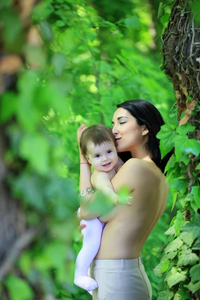 Bébé et mère étreignant seins nus — Photo