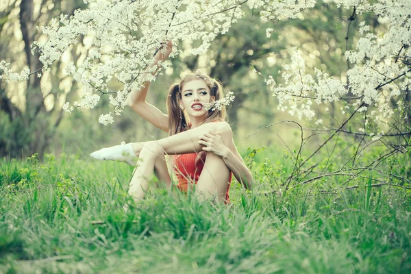 Chica bonita en flor —  Fotos de Stock